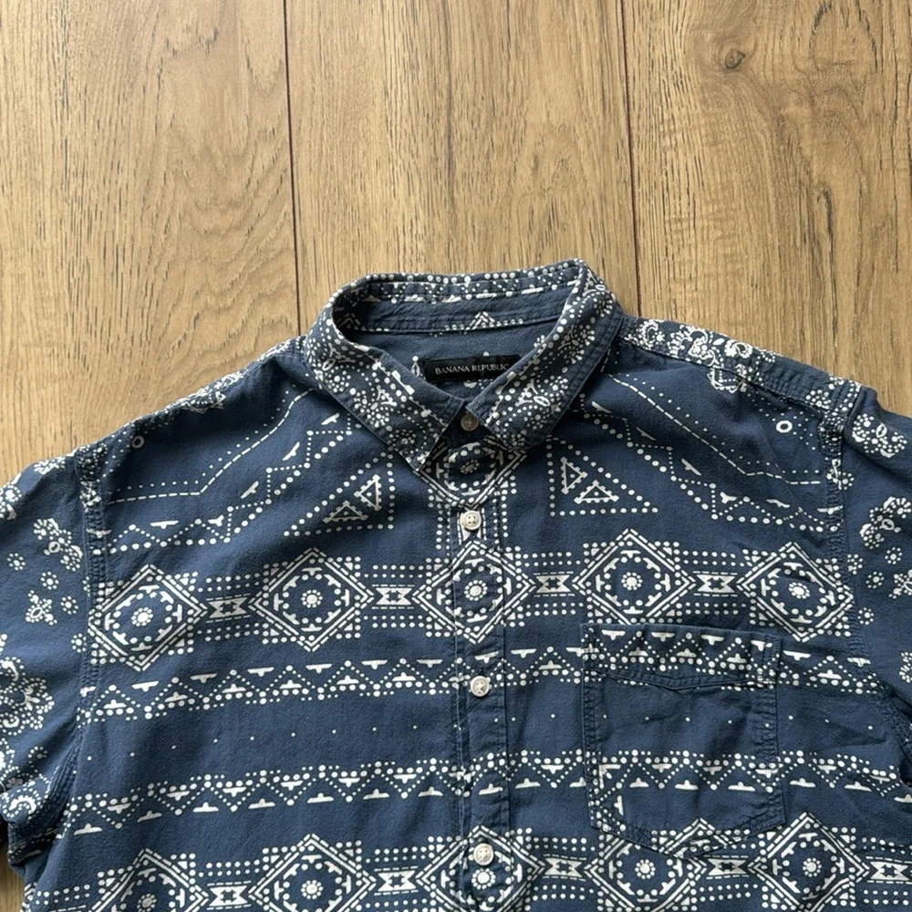 Banana Republic Blue and White Geometric Button Down Shirt Camden Fit Men’s L